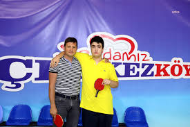 BAŞKANIMIZ AKAY İLE CAN ERGİN MASA TENİSİ MAÇI YAPTI
